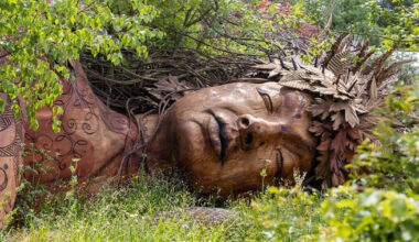 Giant Sleeping Gaia Sculpture Rests Among Wildflowers at Chelsea Flower Show’s Garden of the Year - My Modern Met