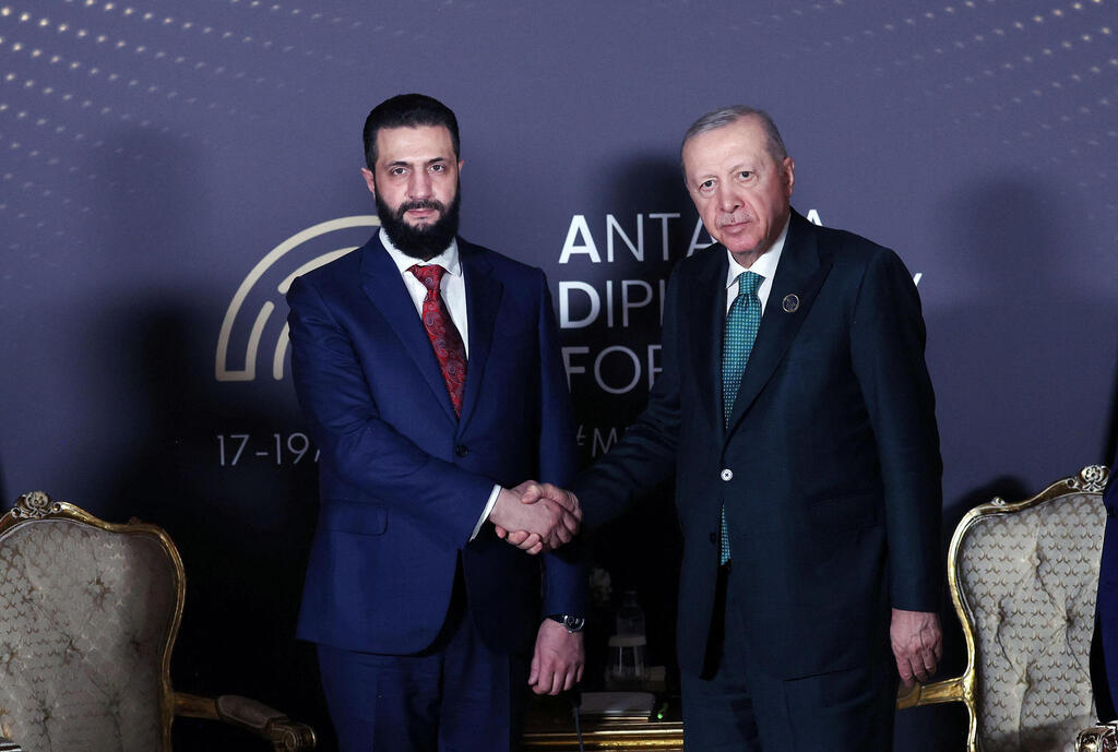 Syrian President Ahmed al-Sharaa with Turkish President Recep Tayyip Erdogan in Antalya (Photo: AFP PHOTO / TURKISH PRESIDENTIAL PRESS SERVICE / HANDOUT) ארכיון 17.4 נשיא סוריה אחמד א שרע עם נשיא טורקיה רג'פ טאיפ ארדואן ב אנטליה