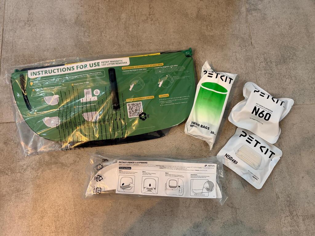 Accessories included with the litter box: fragrance unit and odor neutralizer, waste bags, kitten guard and litter rake (Photo: Daniela Ginzburg) האביזרים שמגיעים עם הארגז - מבשם ומנטרל ריח, שקית ייעודית לצרכים, מגן נגד גורים ומגרפה לריקון החול