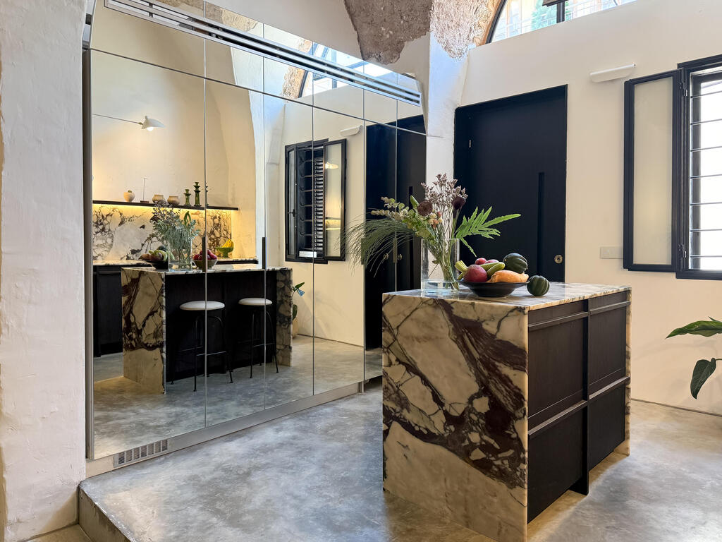The kitchen (Photo: Noam Ron) הבית של ספיר וניב ביפו, כאן גרים