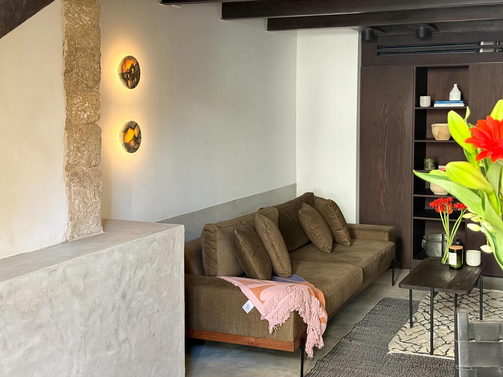 Cozy and warm (Photo: Noam Ron) הבית של ספיר וניב ביפו, כאן גרים