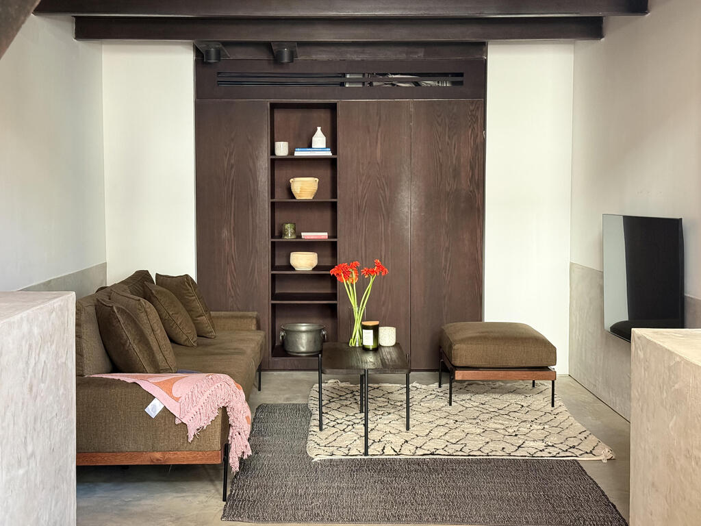 The living room (Photo: Noam Ron) הבית של ספיר וניב ביפו, כאן גרים