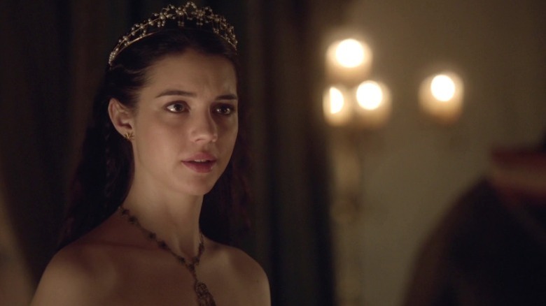 Mary standing and staring ahead on Reign S1E14