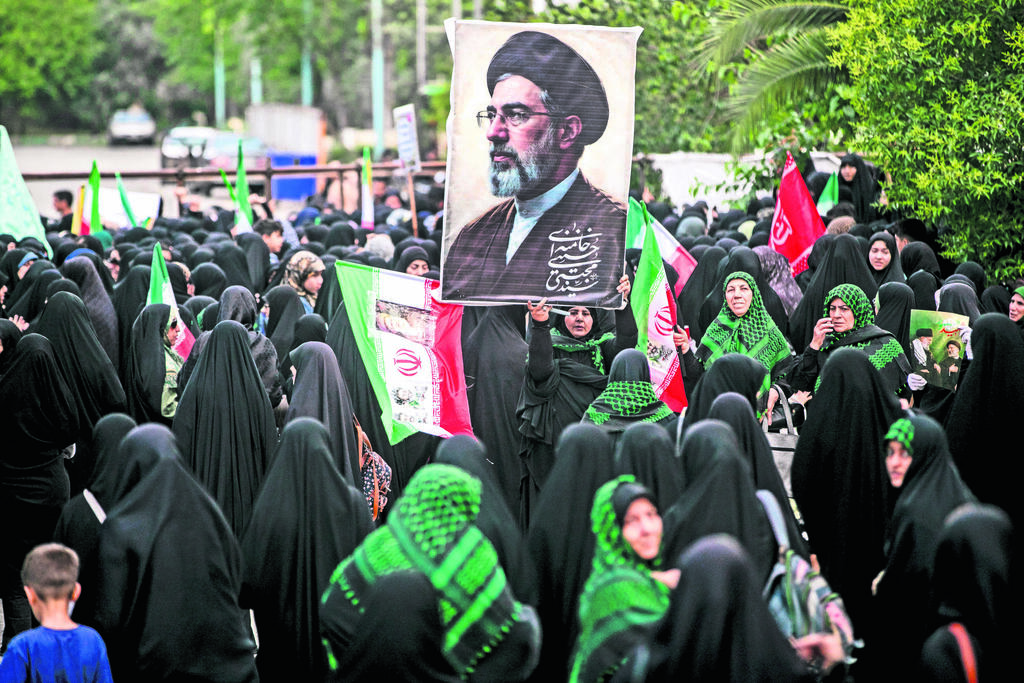 Photo: Majid Saeedi/Getty Images תומכי משטר בטהרן