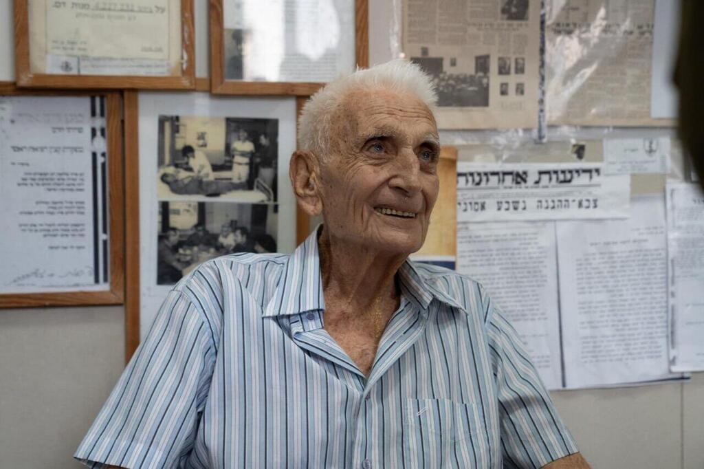 Shabtai Meshulam, one of the last surviving detainees from Black Sabbath (Photo: IDF Spokesperson’s Unit) סא"ל משולם שבתאי, מאחרוני העצורים בשבת השחורה, מקבל תעודת הערכה מקצין הרפואה הראשי