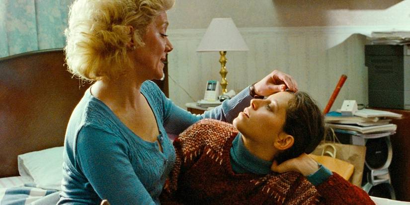 Vero (María Onetto) brushing a friend's hair with her finger's in The Headless Woman (2008)