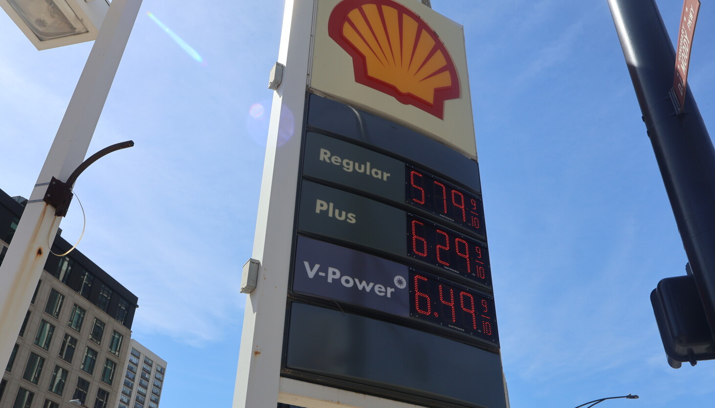 Amid rising gas prices, inflation, some Chicagoans have given up bargain-hunting