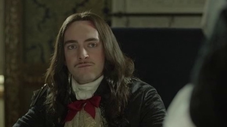 Louis XIV sitting and looking to his left on Versailles S1E4