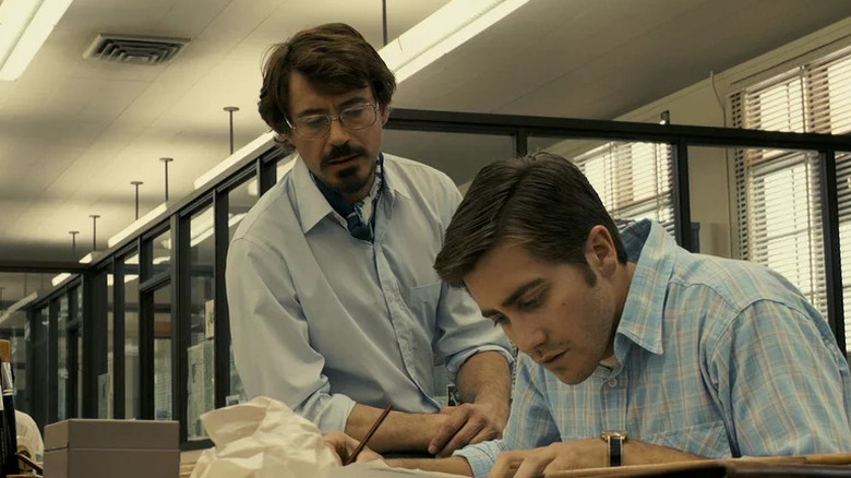 Paul Avery (Robert Downey, Jr.) observes Robert Graysmith (Jake Gyllenhaal) working in an office in Zodiac
