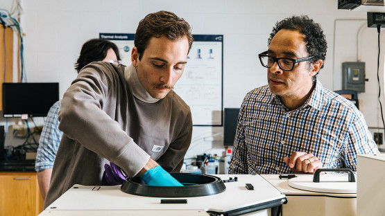 Researchers break light symmetry with simple materials