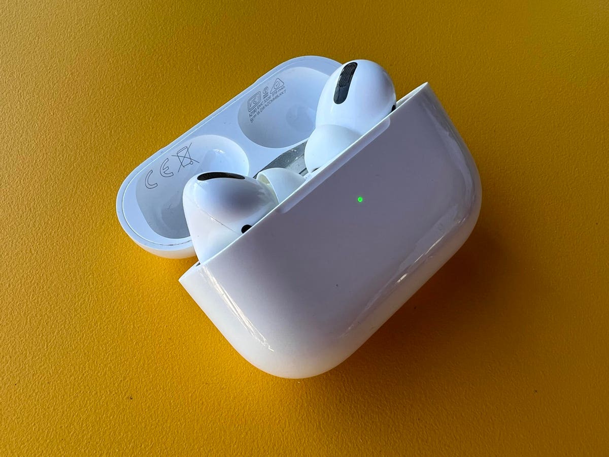 Apple iOS 27 Code Signals AirPods Ultra With Built-In Cameras On The Way