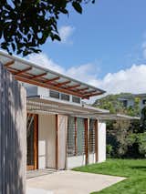 An Entire Wall of Screens Opens This Australian Beach Home to Its Breezy Setting - Photo 5 of 16 -