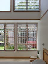 An Entire Wall of Screens Opens This Australian Beach Home to Its Breezy Setting - Photo 4 of 16 -