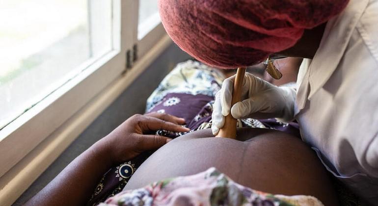 Restoring dignity: Senegalese surgeon and Burundian foundation win reproductive health awards