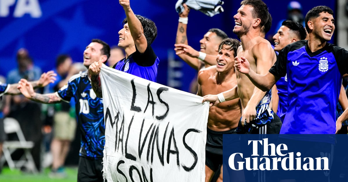 Keir Starmer wants Fifa investigation into Argentina players who held Falklands banner | World Cup 2026