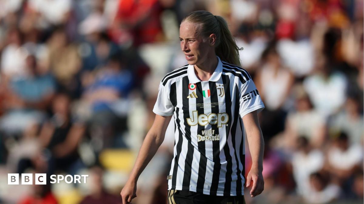Amalie Vangsgaard in Juventus kit