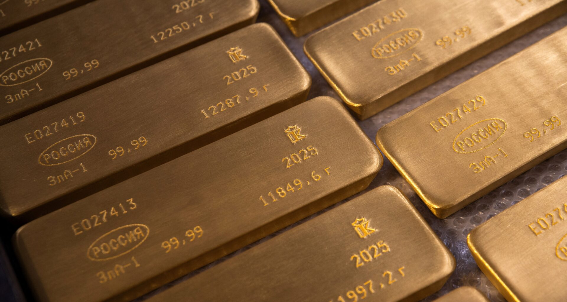 Gold set for biggest weekly drop since early June on inflation, rate-hike worries