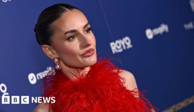 Amber Davies: Legally Blonde musical says 'don't film my shows' - BBC