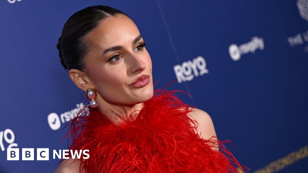 Amber Davies: Legally Blonde musical says 'don't film my shows' - BBC