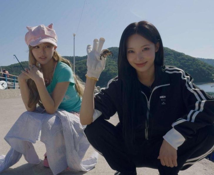 RESCENE leader Woni, right, and fellow member Minami fish in the former's hometown of Geoje, South Gyeongsang Province, in a video posted on Woni’s personal YouTube channel. Captured from Woni's YouTube channel