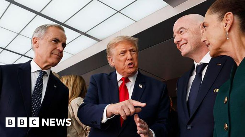 Canada faces tough choice on US trade - fight back or hold firm - BBC