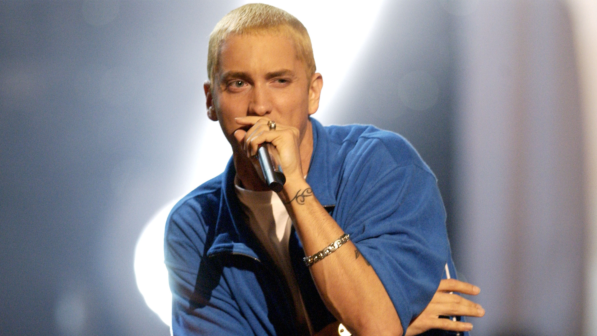 Eminem performs live