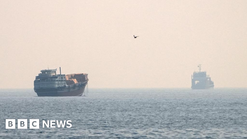 US launches fresh strikes as Iran closes Strait of Hormuz - BBC