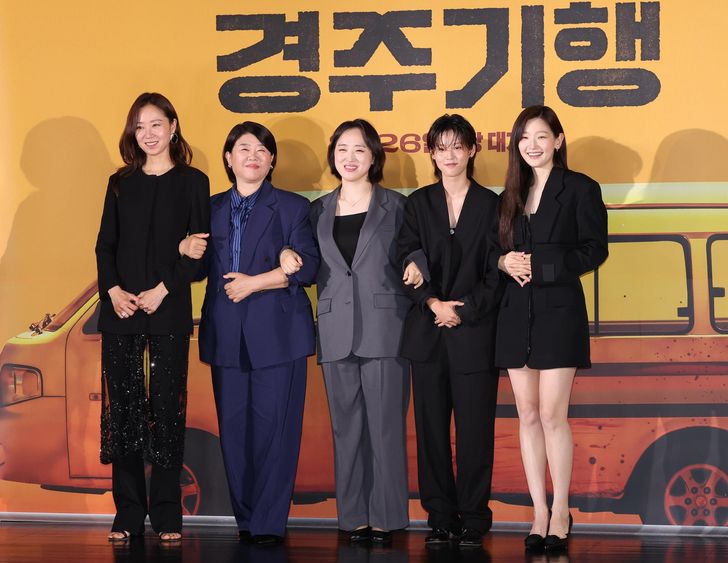 Director Kim Mi-jo, center, poses with actors Kong Hyo-jin, left, Lee Jeong-eun, second from left, Lee Yeon, second from right, and Park So-dam during a press conference for their movie “The Journey to Gyeong-ju” at a theater in Seoul, Monday. Yonhap