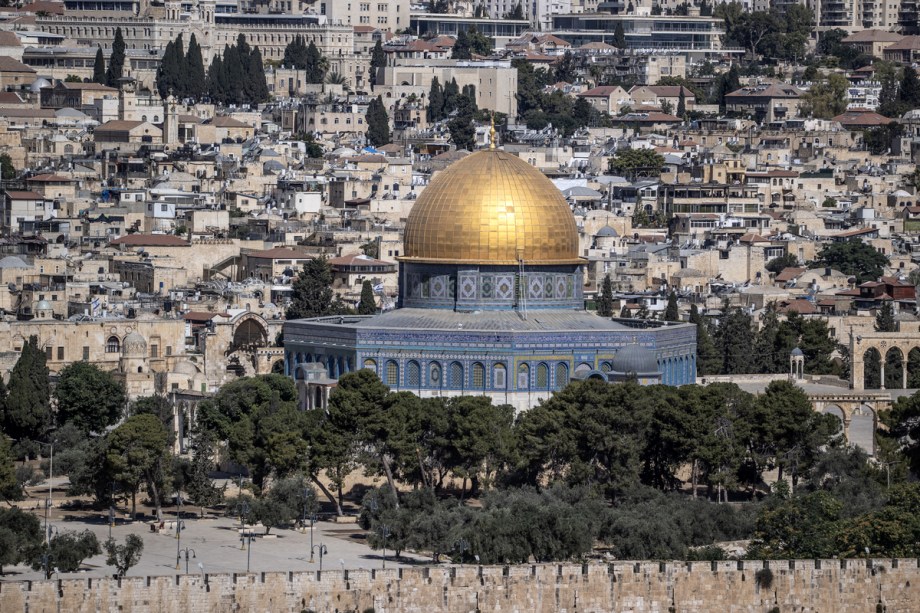 Israel detains Jerusalem grand mufti, bars him from Al-Aqsa Mosque for 1 week – Middle East Monitor