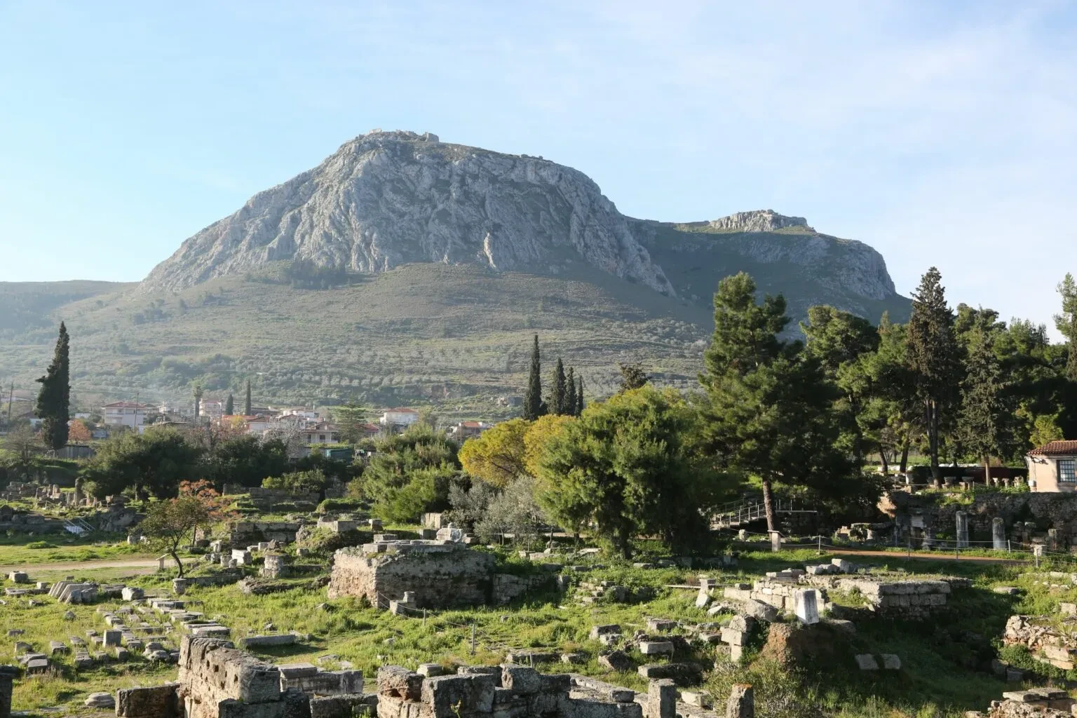 Where "The Odyssey" Was Filmed: The Architecture Behind Nolan's Troy 11 Acrocorinth, Greece © Shutterstock