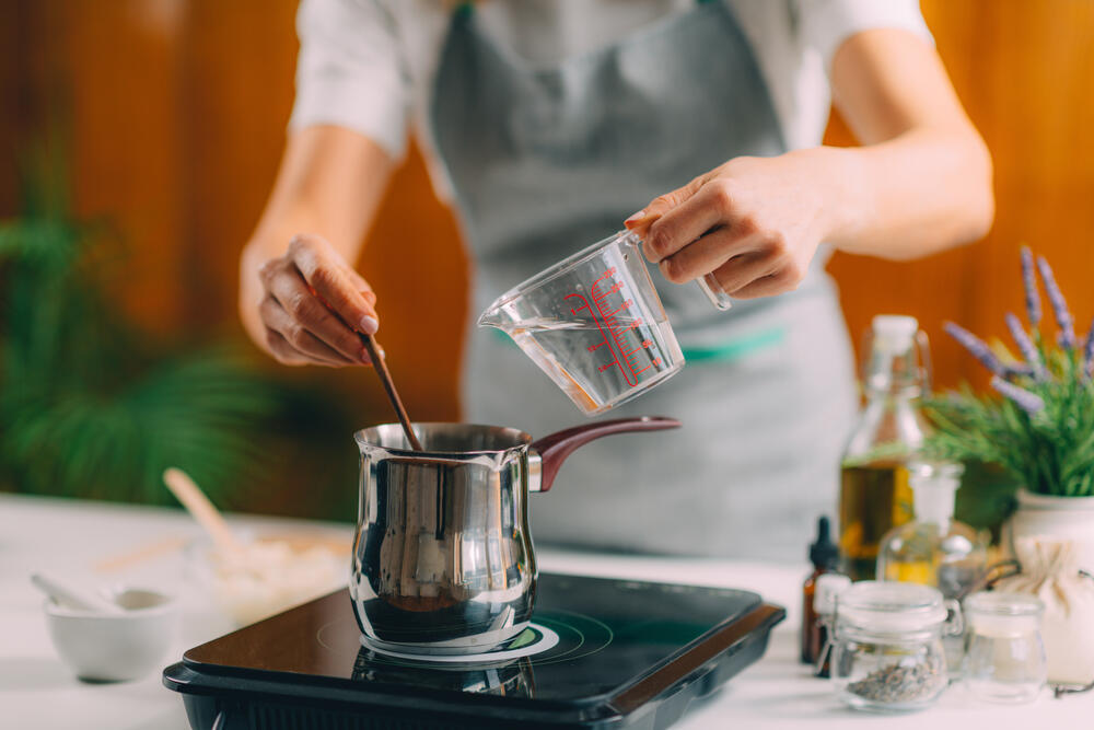 Homemade cosmetics. Deeply satisfying, but is it safe? (Photo: Microgen / Shutterstock) רוקחות ביתית