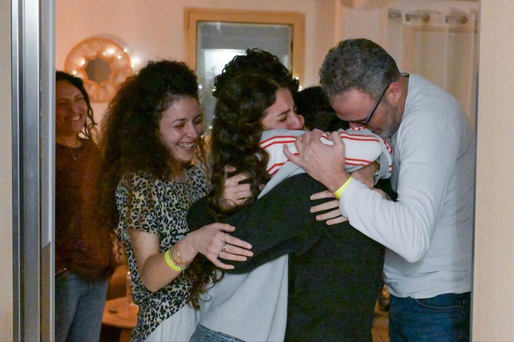 Romi Gonen reunites with her family (Photo: Maayan Toaf, GPO) רומי גונן עם משפחתה בבית החולים
