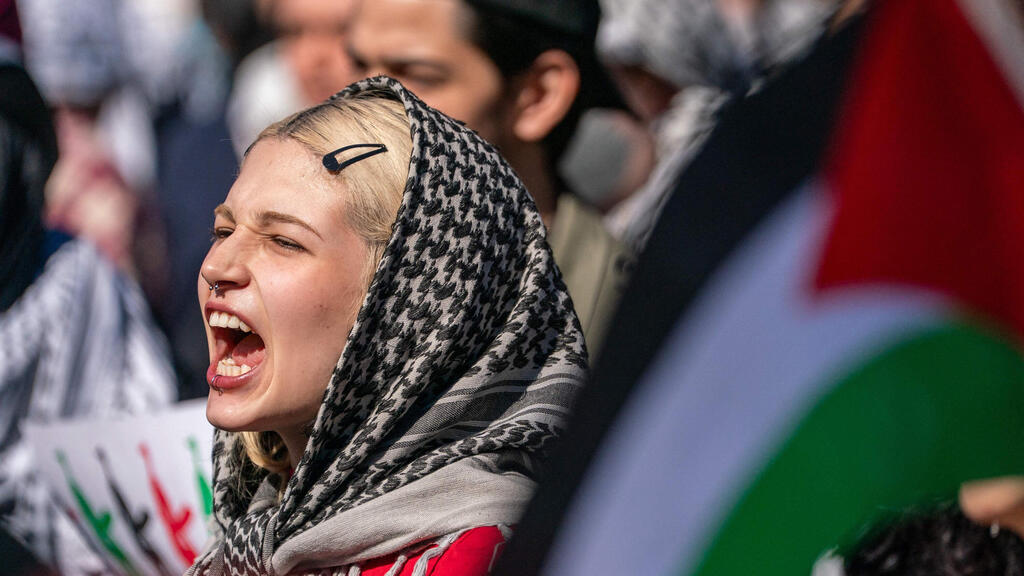 Pro-Palestinian protest at Columbia University (Photo: David Dee Delgado / GETTY IMAGES NORTH AMERICA / AFP) הפגנה פרו-פלסטינית בעד מחמוד חליל מנהיג המחאה ב אוניברסיטת קולומביה ב ניו יורק ארה"ב 11 במרץ