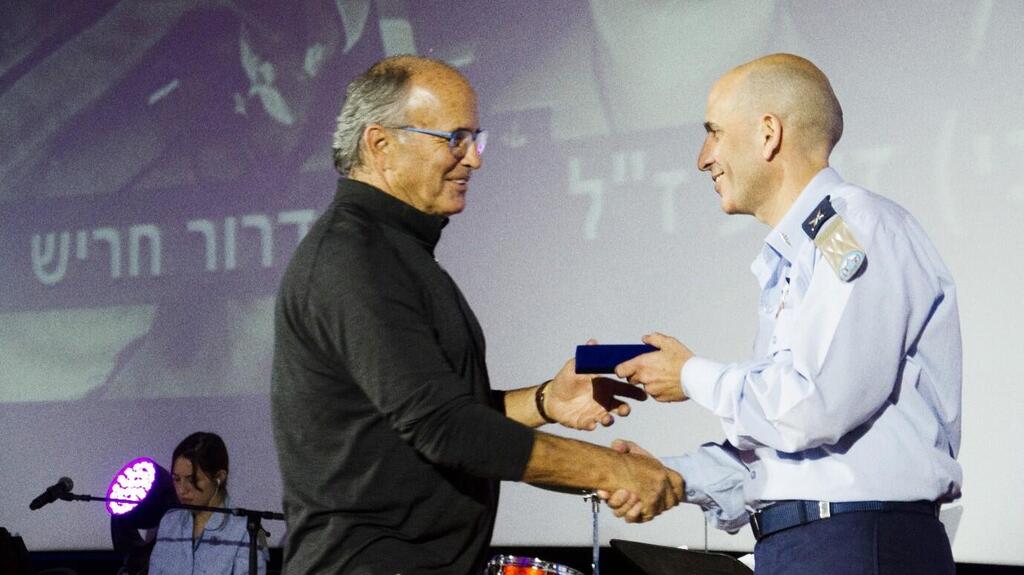 Richter receives the Golden Wings, an honorary pin awarded to veteran aircrew members marking their 50th anniversary in service (Photo: Courtesy ) Kobi Richter