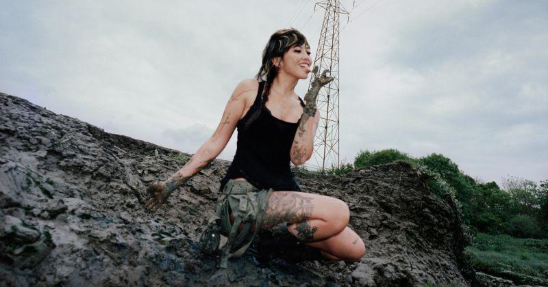 A photo of musician beabadoobee