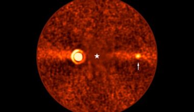 Hidden planet: Reddish sphere showing field of view with a star icon at center, a bright light to the left and a smaller light with arrow to the right.
