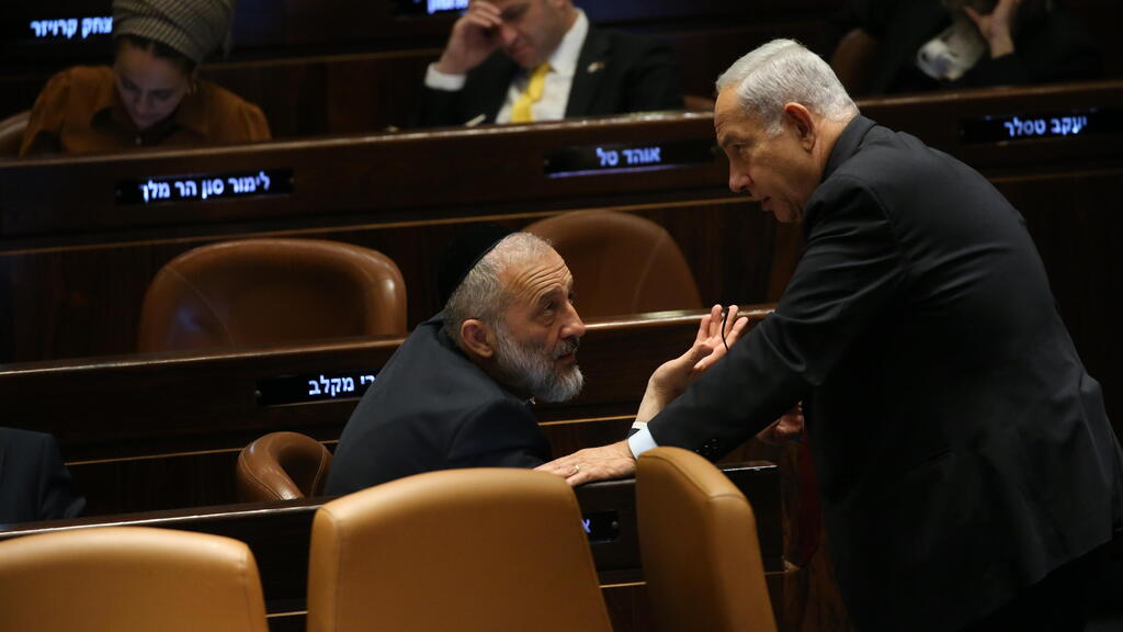 Benjamin Netanyahu and Shas Party leader Aryeh Deri in the Knesset plenum (Photo: Amit Sha'avi) מליאת הכנסת