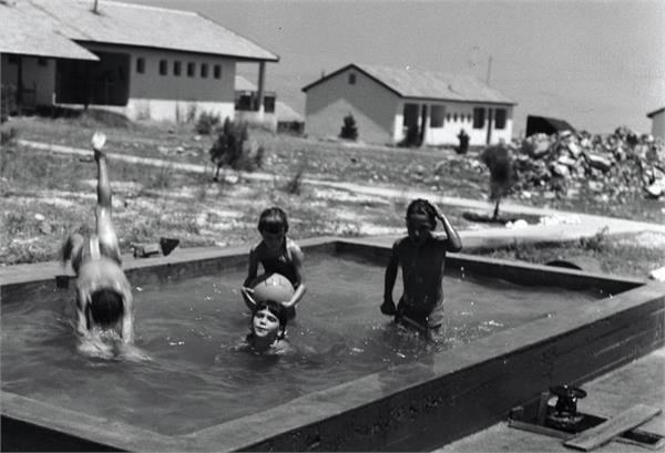 Spending time at the pool, 1940 (Photo: Avraham Malavsky, KKL-JNF Photo Archive) ילדים בבריכה