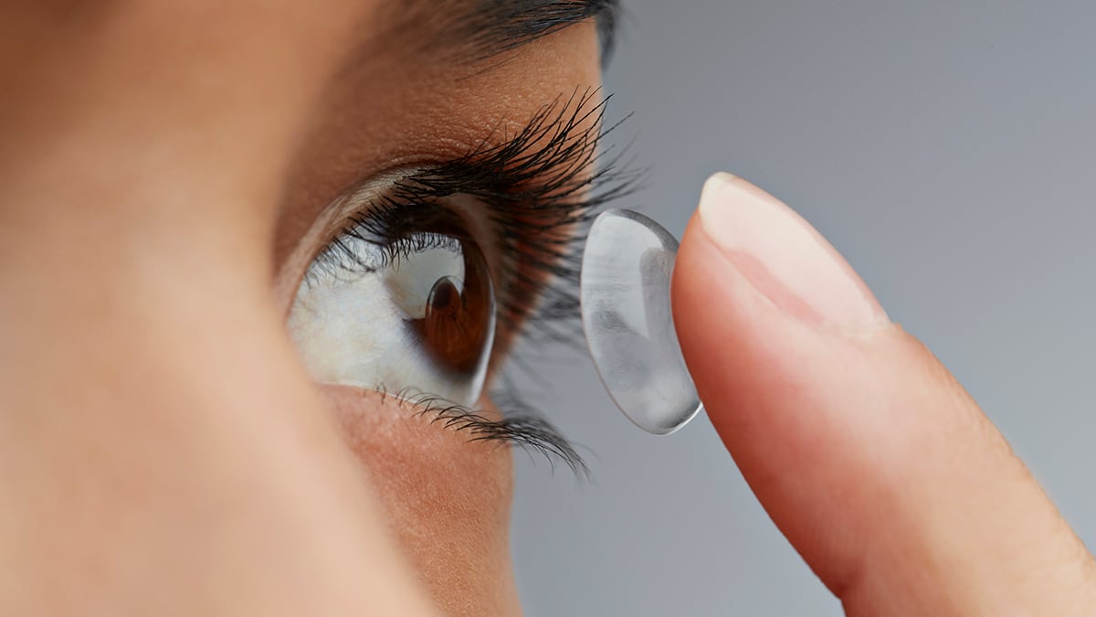 New Self-Healing Contact Lenses Can Repair Themselves in UV Light : ScienceAlert