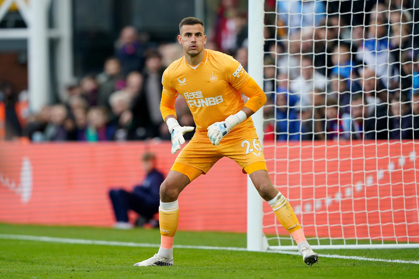 Manchester United lands Wales goalkeeper Karl Darlow on a deal through 2028 - The Washington Post