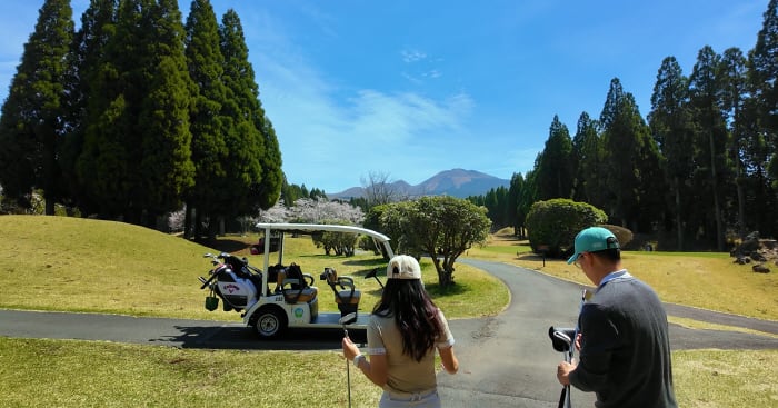 South Korean Golf Courses Shift to Two-Person, No-Caddie Play - 조선일보