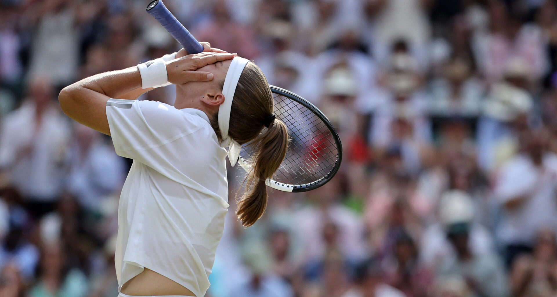 Match point: Watch Muchova advance to first Wimbledon final