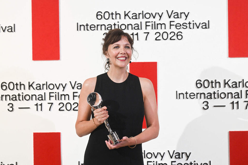 Maggie Gyllenhaal (Photo: MICHAL CIZEK/AFP) מגי ג'ילנהול בפסטיבל קרלובי וארי