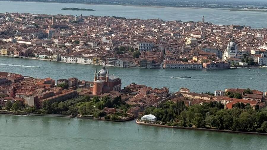 Above Venice (Photo: Nir Levy) מעל ונציה