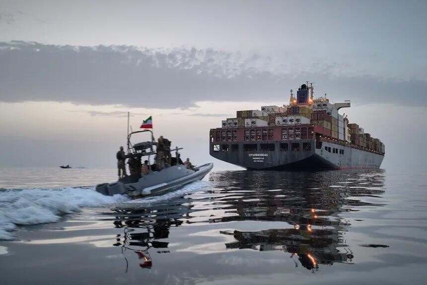 Photo: CNN סירת מנוע של משמרות המהפכה מתקרבת לספינה במצר הורמוז