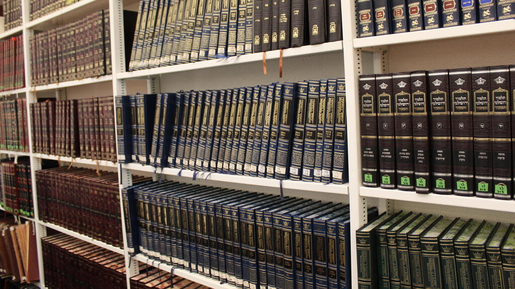 מדפים עם גמרות בספריית בית אריאלה