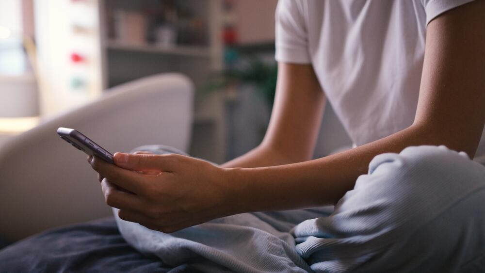 Scrolling social media can improve mood briefly (Photo: shutterstock) רשתות חברתיות סכנה סכנות גלישה רשת בני נוער