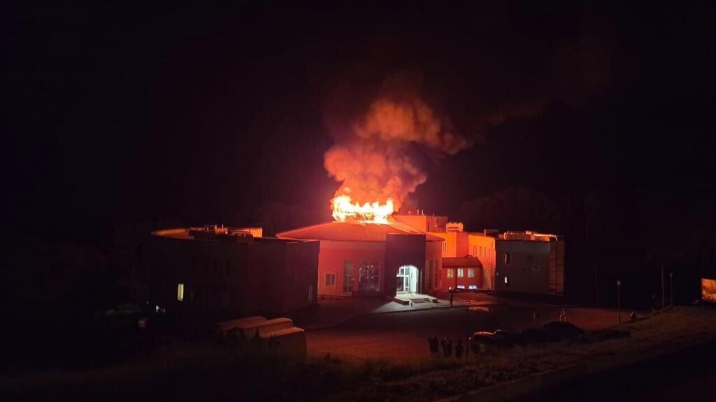 The complex engulfed in flames המתחם עולה באש