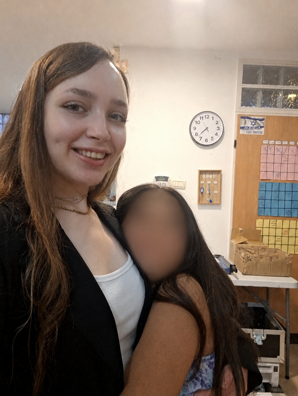 רוז פלדמן ואחת הילדות בפנימייה