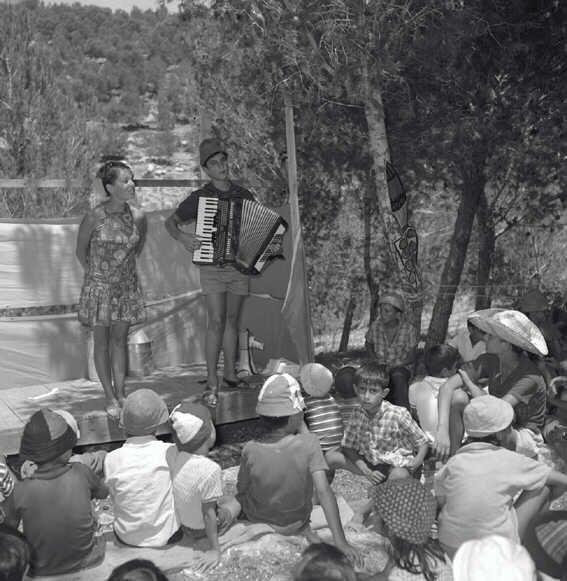 Performance for children from the Beit She’an Valley in Ben Shemen, 1969 (Photo: Dafnai Ish-Shalom, KKL-JNF Photo Archive) קייטנה לילדי עמק בית שאן, שירה בציבור ביער בן שמן